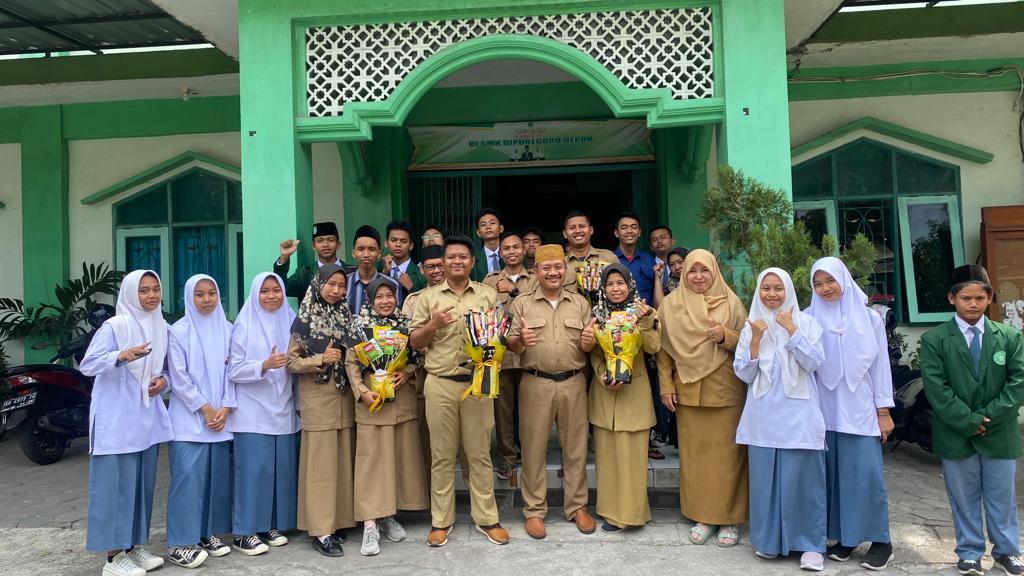 Mengharukan! Aksi OSIS SMK Diponegoro Depok Wakili Seluruh Siswa Rayakan Hari Guru Nasional 2023